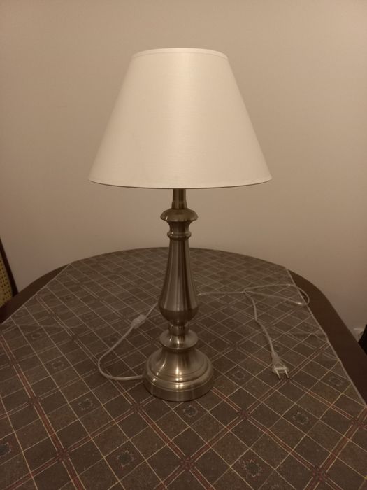 Metalowa lampa stojąca