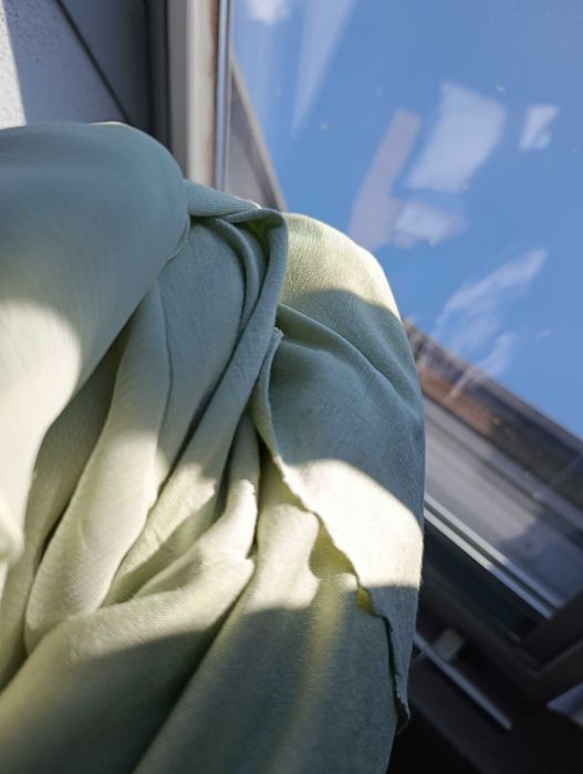 pistacjowa szałwiowa sukienka falbanami L letnia maskuje oponkę brzuch