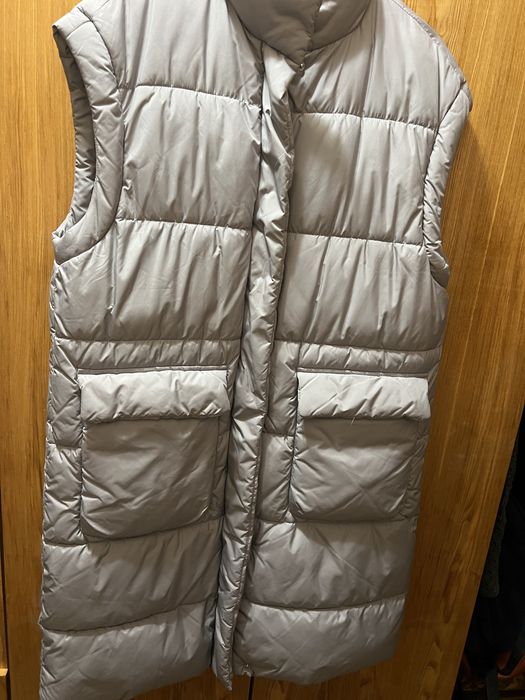 Продаю безрукавку подовжену на замку сірого кольору з кишенями .Стан .