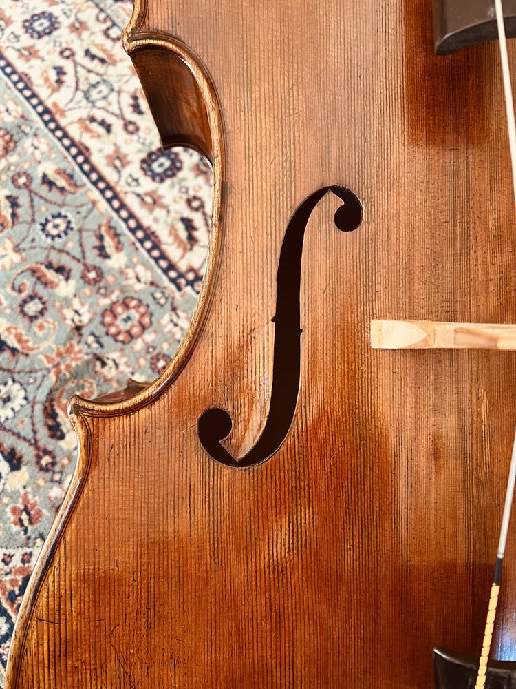 Violoncelo construído à mão.