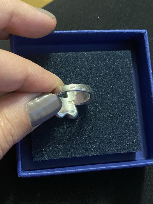 Piersionek srebrny z ozdobnymi kamieniami Swarovski