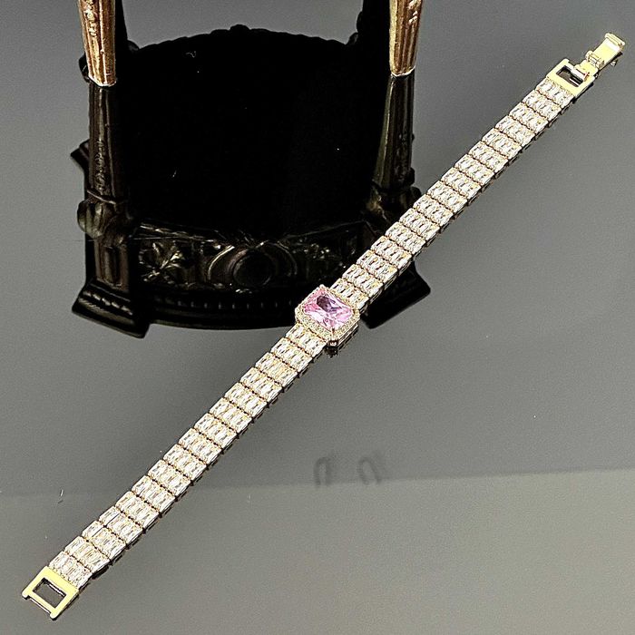 Bransoletka z Cyrkoniami i różowym Topazem, pochodzi z Londynu