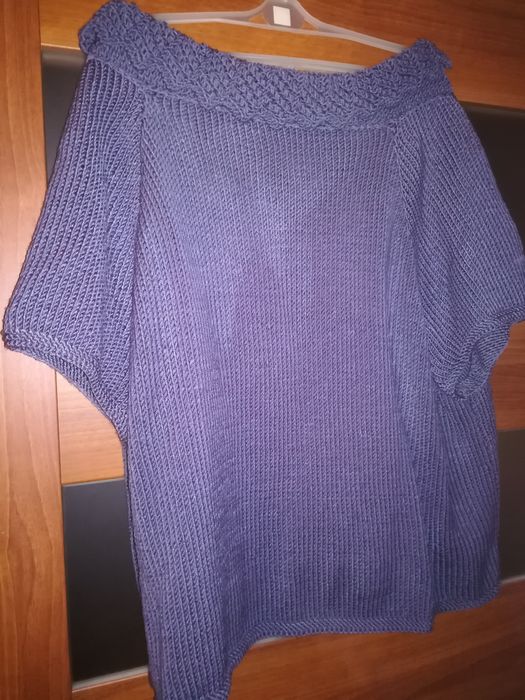 Sweter z azurowym kołnierzykiem