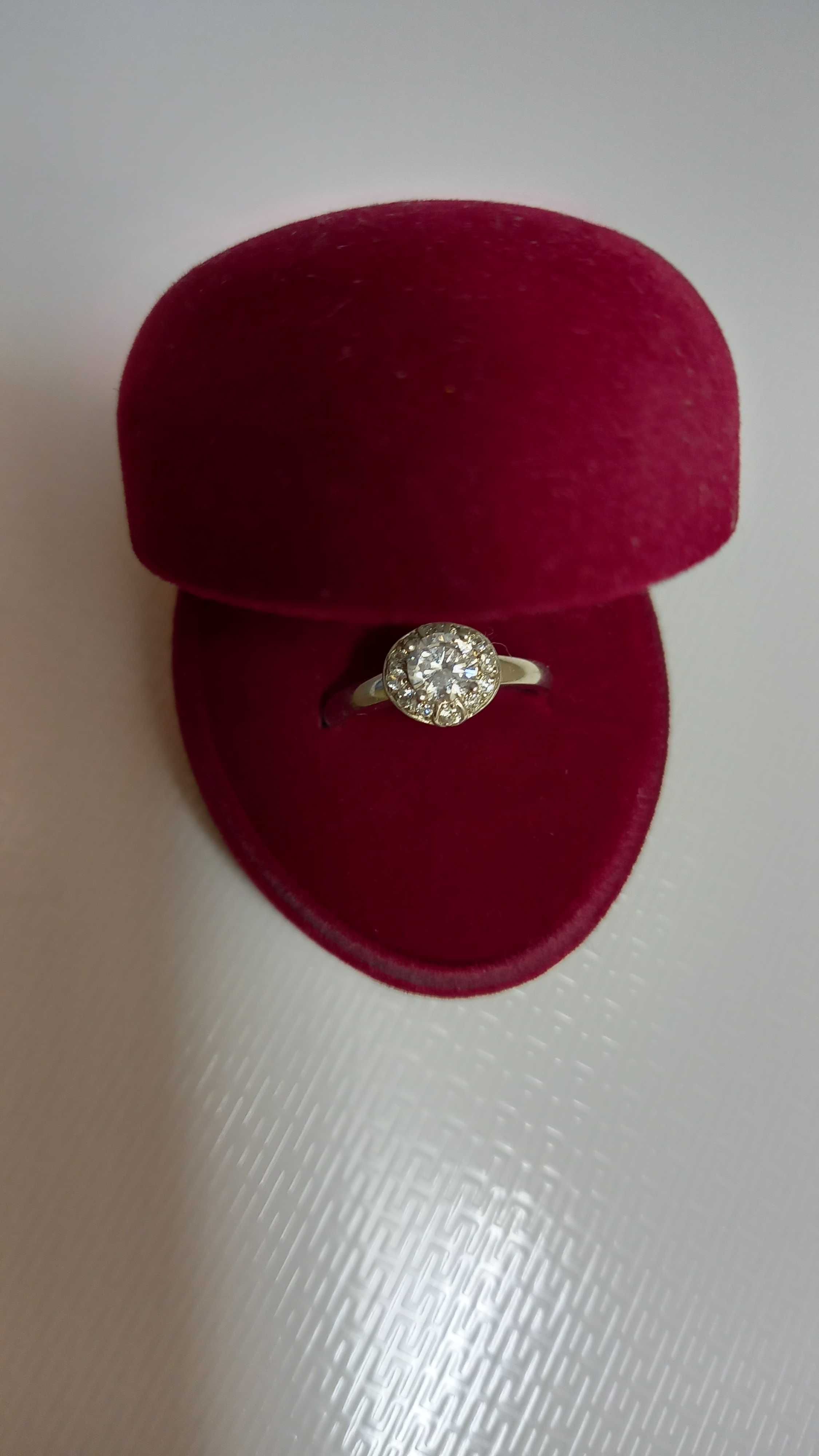 Серебряное кольцо с фианитом 925 проба в идеальном состоянии
