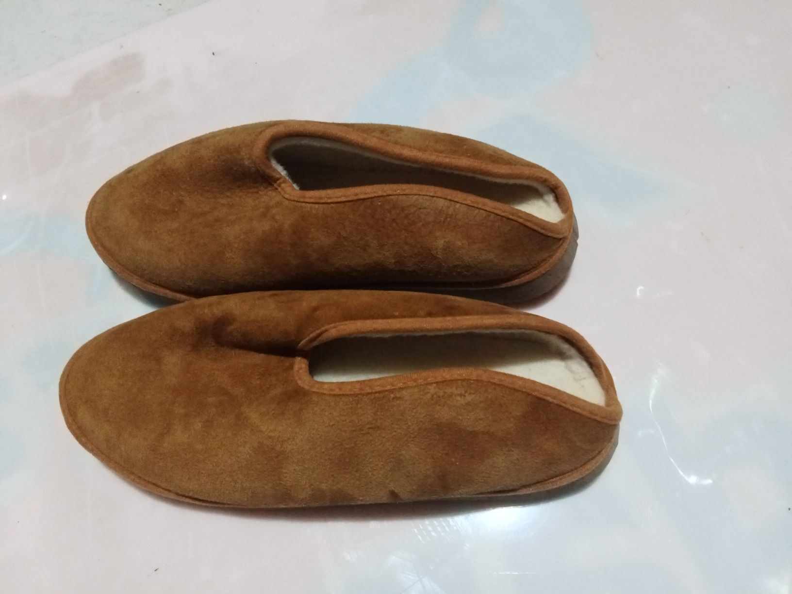 Pantufas número de 42 a 44,  tipo camurça e pelo por dentro