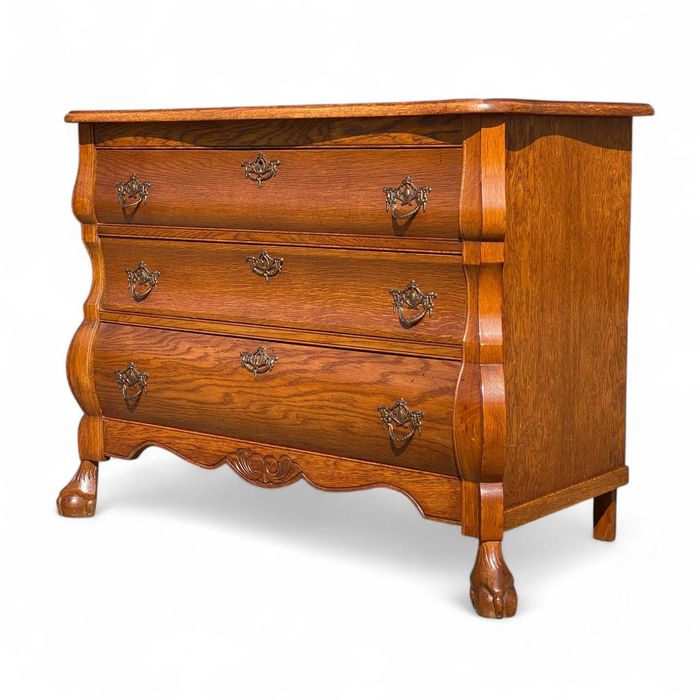 Stylowa brzuchata komoda na rzeźbionych nogach