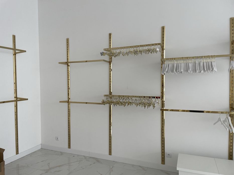 Meble i wyposazenie sklepu odziezowego