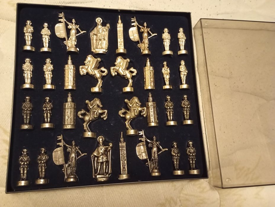 Tabuleiro de xadrez com peças em metal