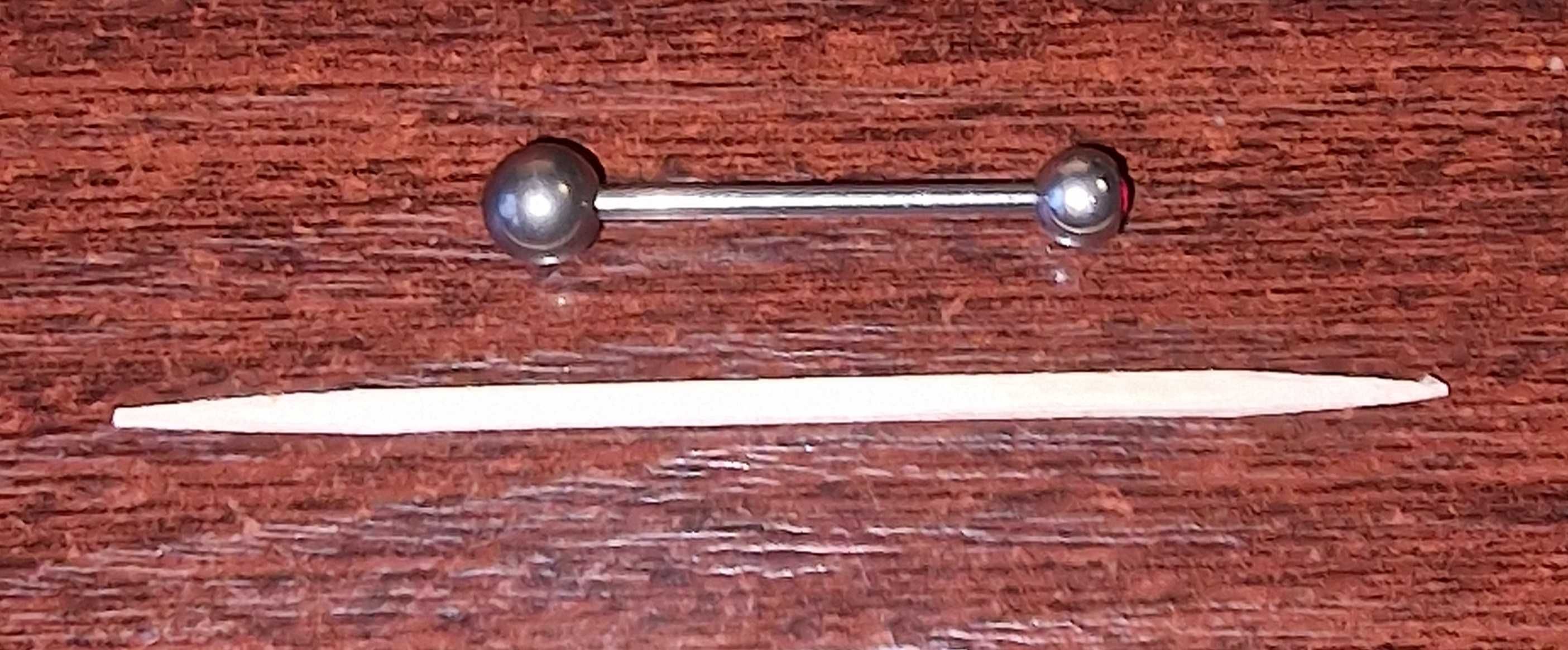 Sztanga 25mm/2mm z czerwonym oczkiem tytan piercing