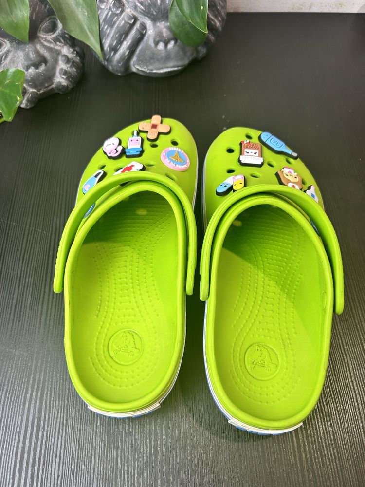 Crocs z przypinkami