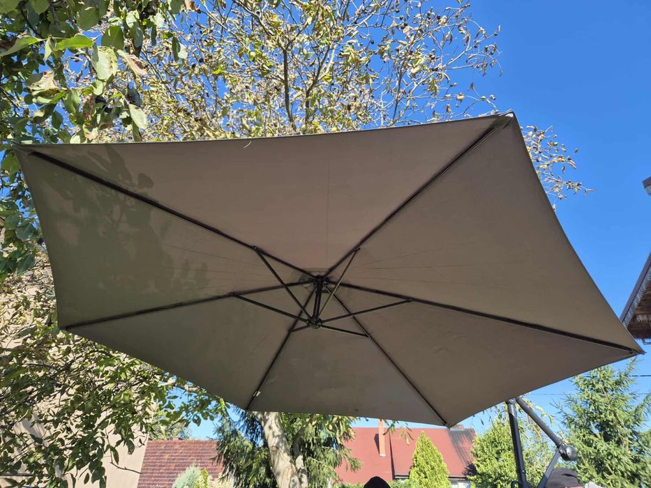 Duży parasol ogrodowych z podstawą