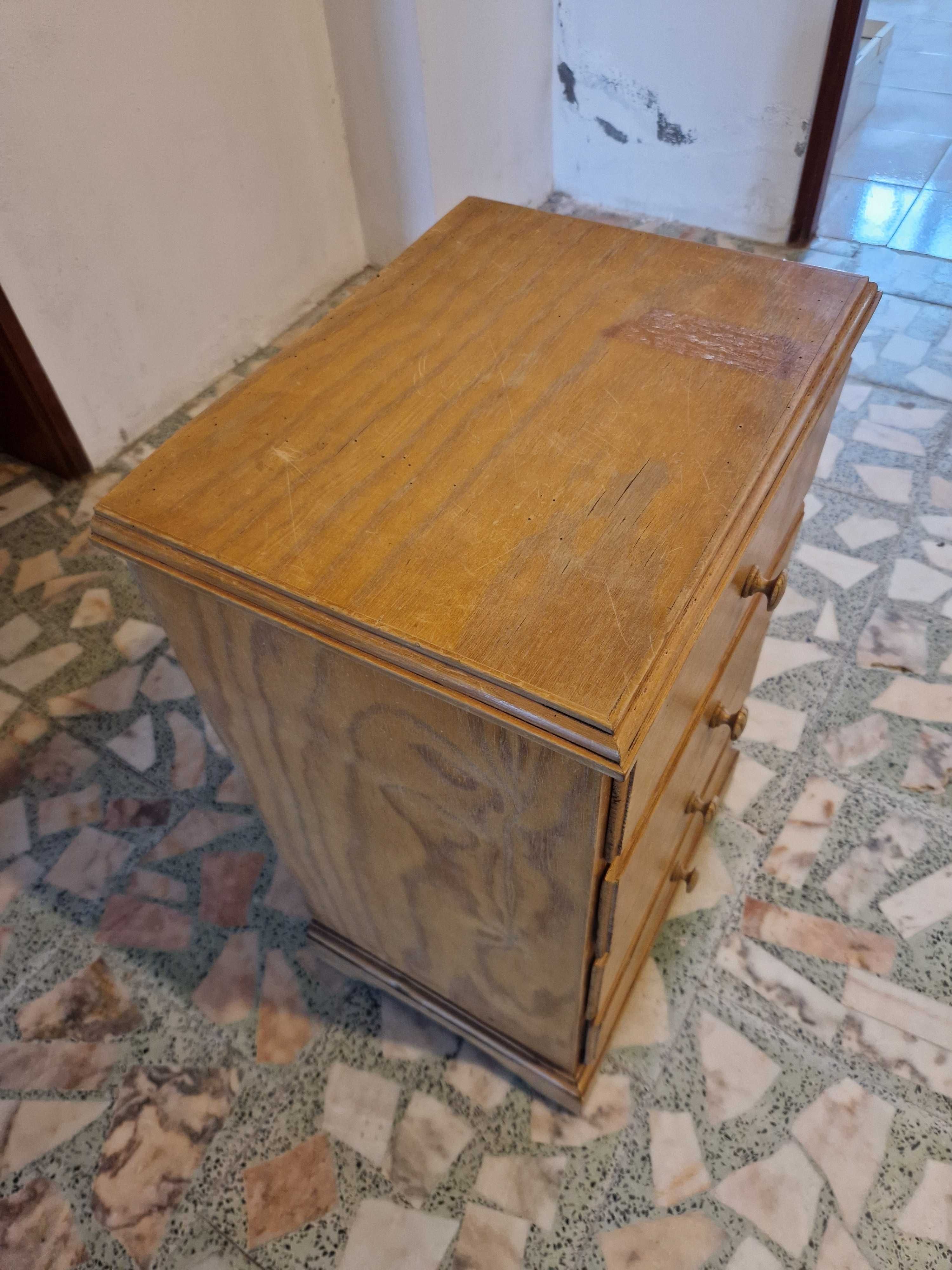 Mesa de cabeceira, 4 gavetas