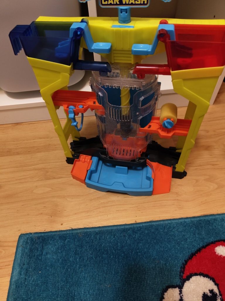 Hot Wheels kaskaderska myjnia + autko zmiana koloru