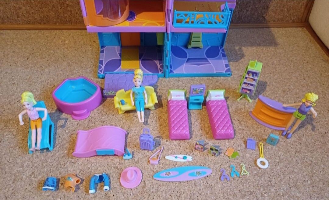 Polly pocket hotel/casa + bonecas + mobílias + piscina + roupas e aces