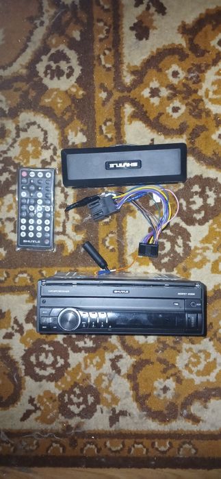 Автомагнітола з дінуміками.