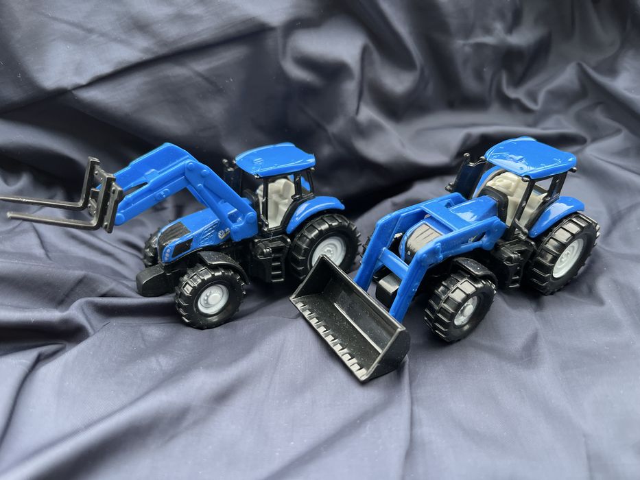 Dwa traktory siku new holland