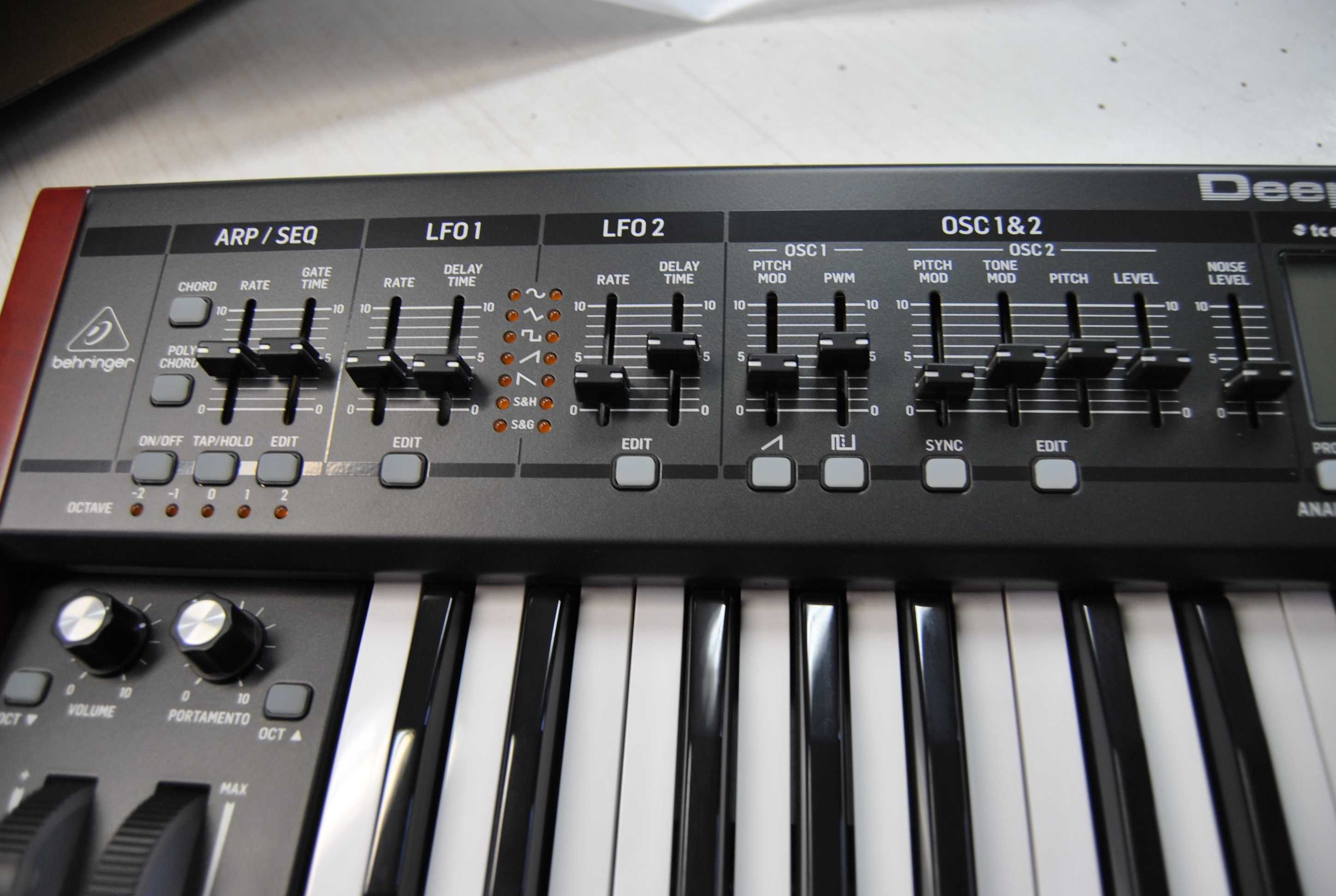 Syntezator analogowy Behringer DeepMind 12
