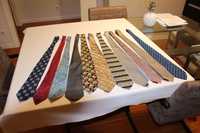 Conjunto de gravatas, meias e cabides