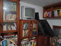 Moveis de sala com biblioteca, cristaleira, televisão e decoração