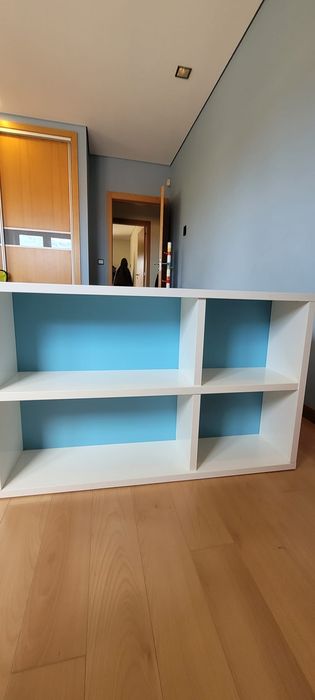 Cama com gavetões, colchão e cabide. Cores em tons de azul.