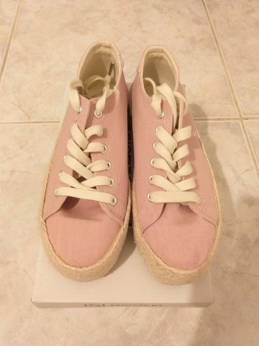 Vendo ténis com sola corda e tenis brancos Reebok