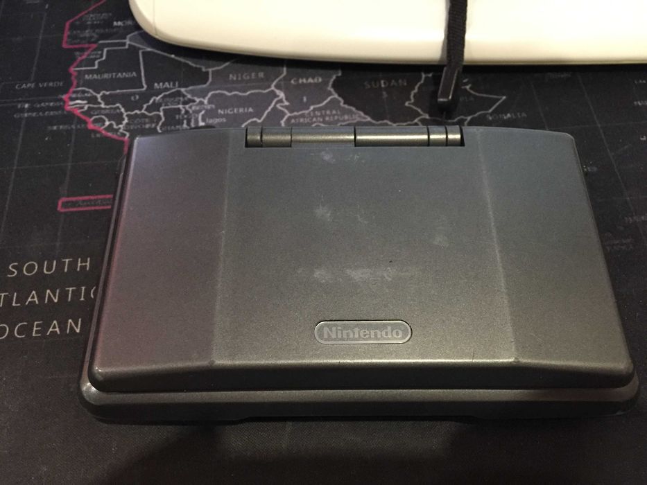 Nintendo DS с играми, стилус и зарядка