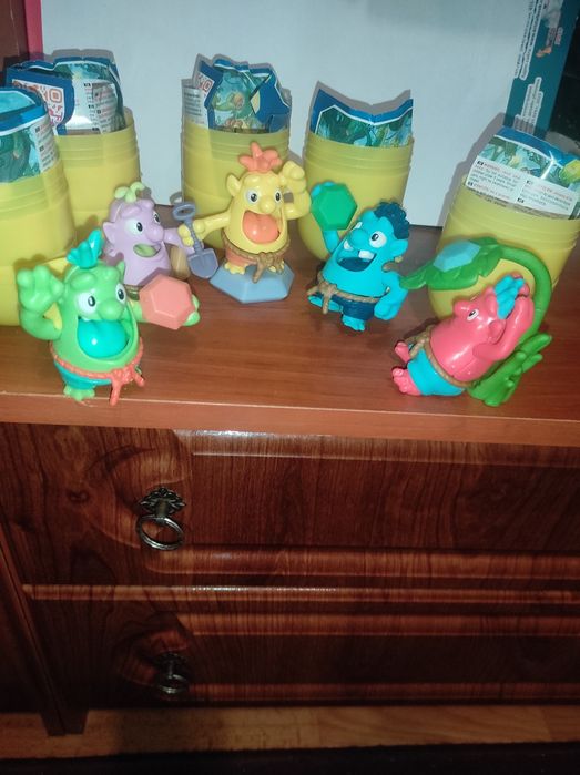 Продам полную коллекцию киндер сюрприз макси applauDU тролли