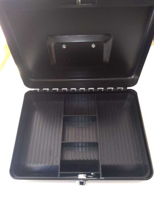 Cofre em metal, preto com gaveta interior