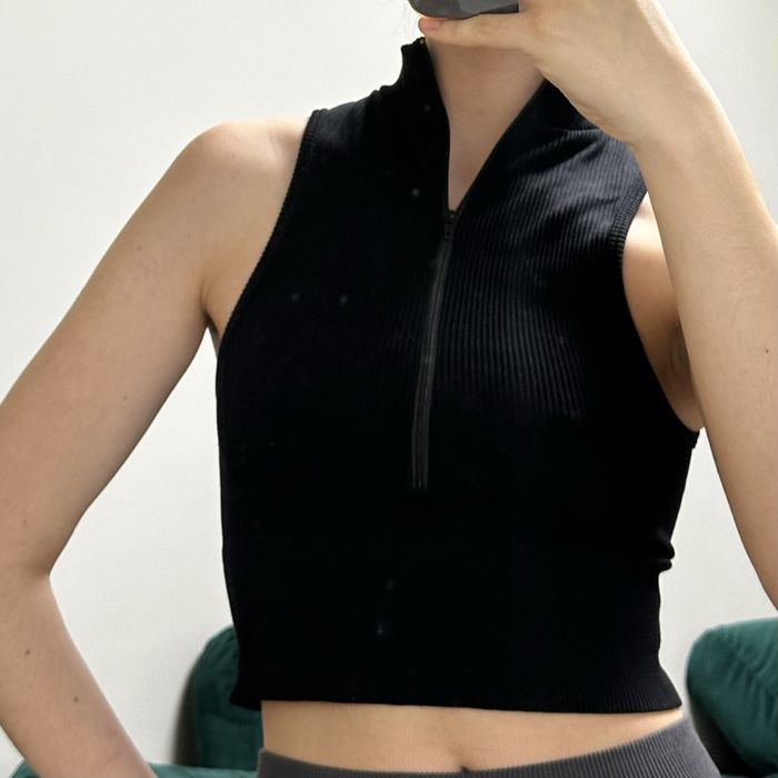 Топ на застібці та комірцем