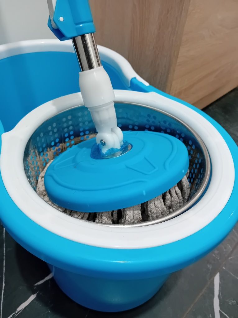 Mop z wiadrem i ociekaczem