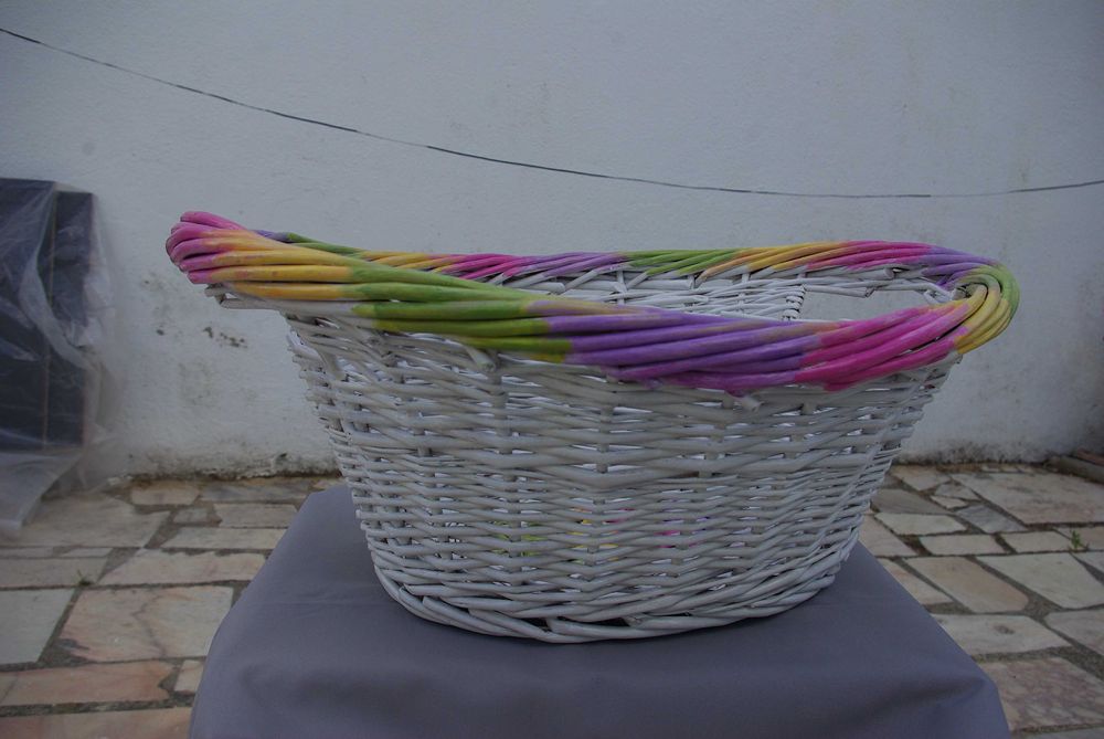 Cesta de vime renovada. Decorada. Pintada e envernizada