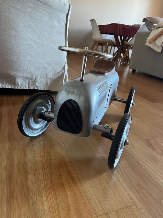 Carro em metal clássico