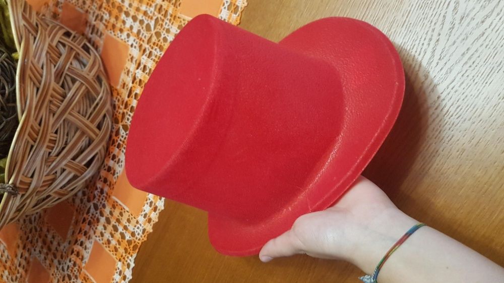 Chapéu vermelho alto de plástico
