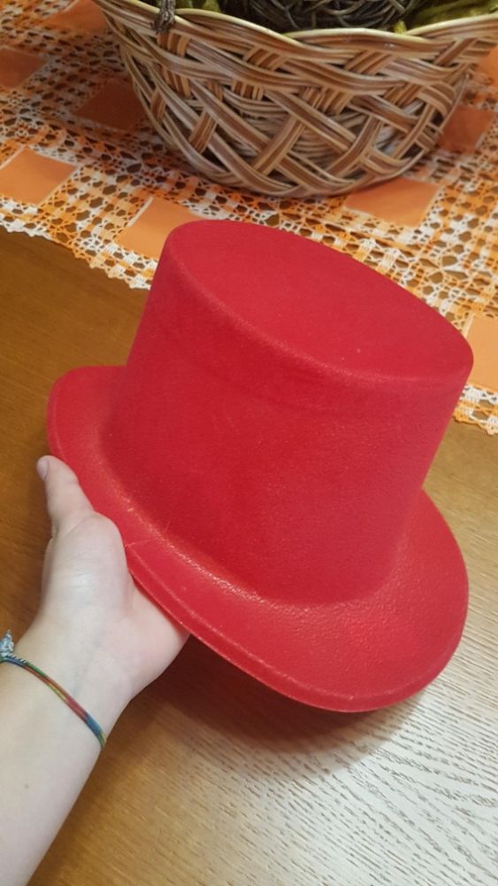 Chapéu vermelho alto de plástico