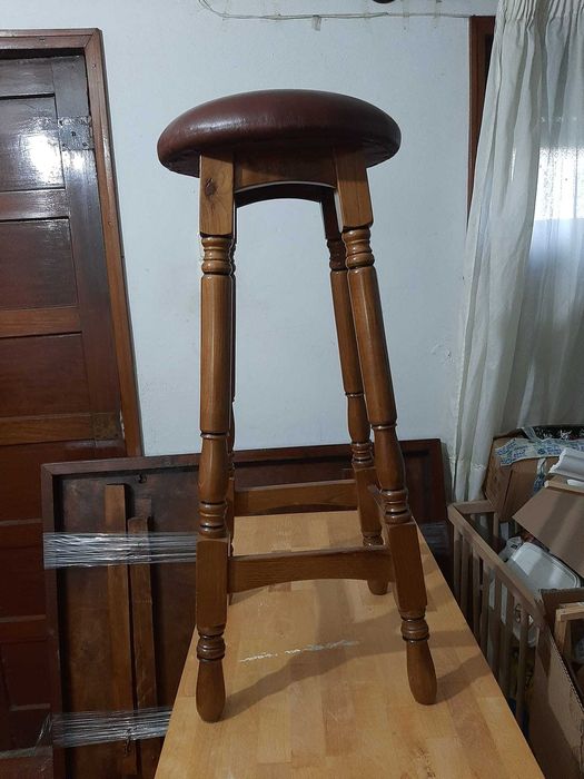 2x Banco de bar em madeira tampo em cabedal