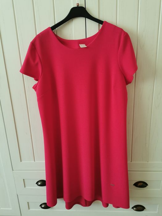 Sukienka plussize trapezowa fuksja firmy aneta