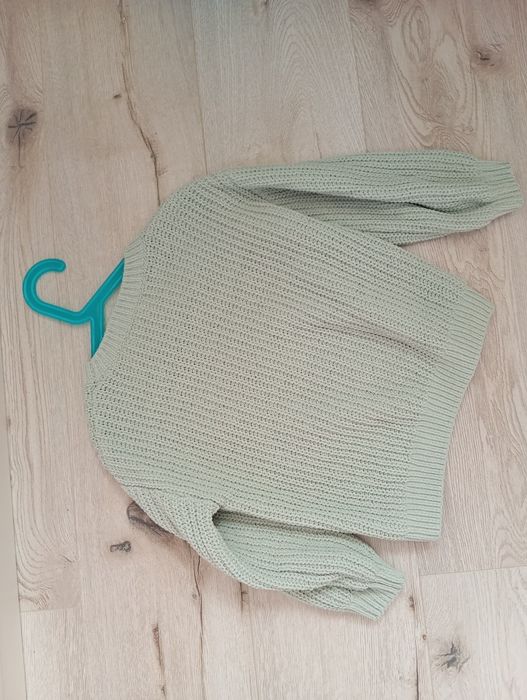 Ażurowy sweterek dla dziewczynki miętowy kolor z kolorowymi  naszywkam