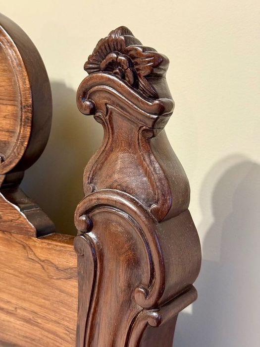 Cama em Pau-Santo entalhado