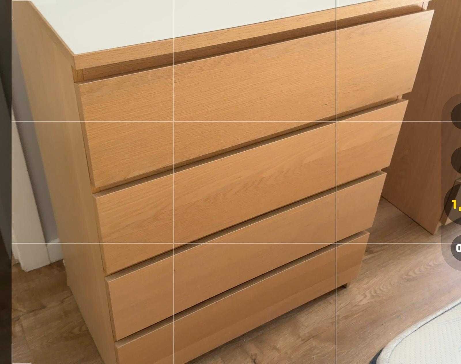 Cama de casal, com colchão e móveis para quarto.