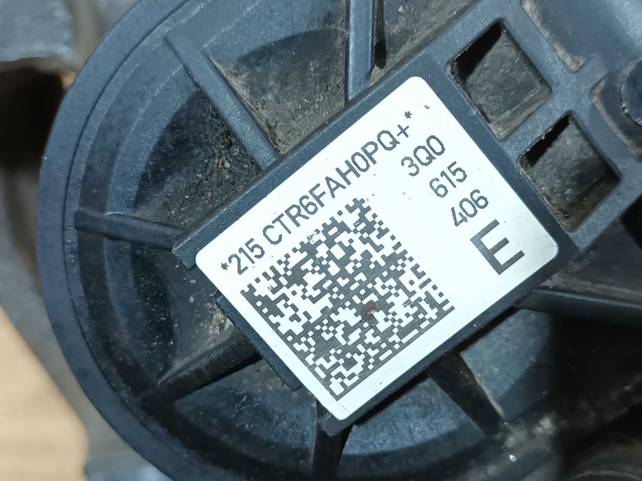 VW Passat B8 zacisk elektryczny jarzmo hamulcowy lewy tył tylny