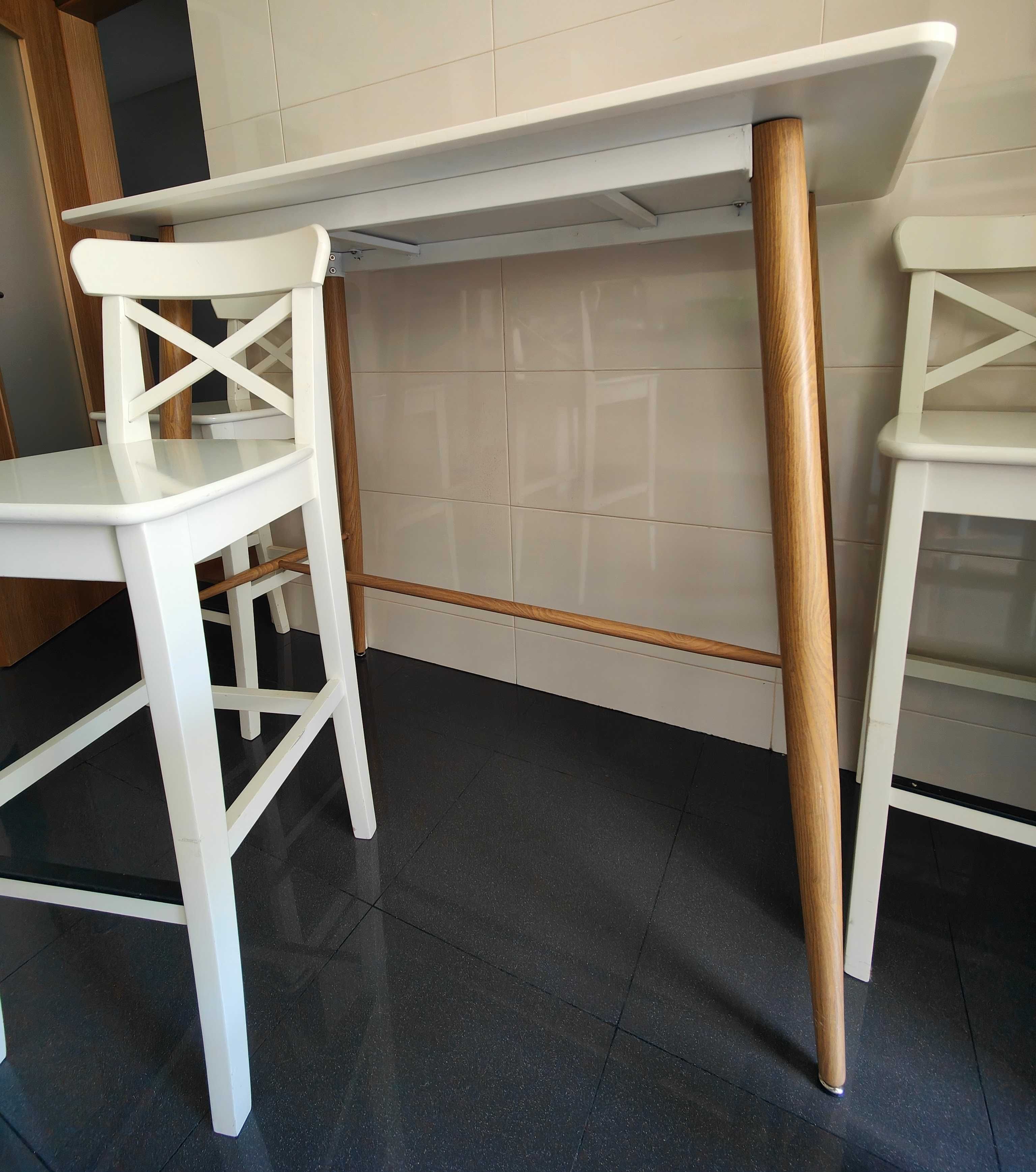 Conjunto Mesa e 4 Cadeiras de Cozinha, estilo Escandinavo