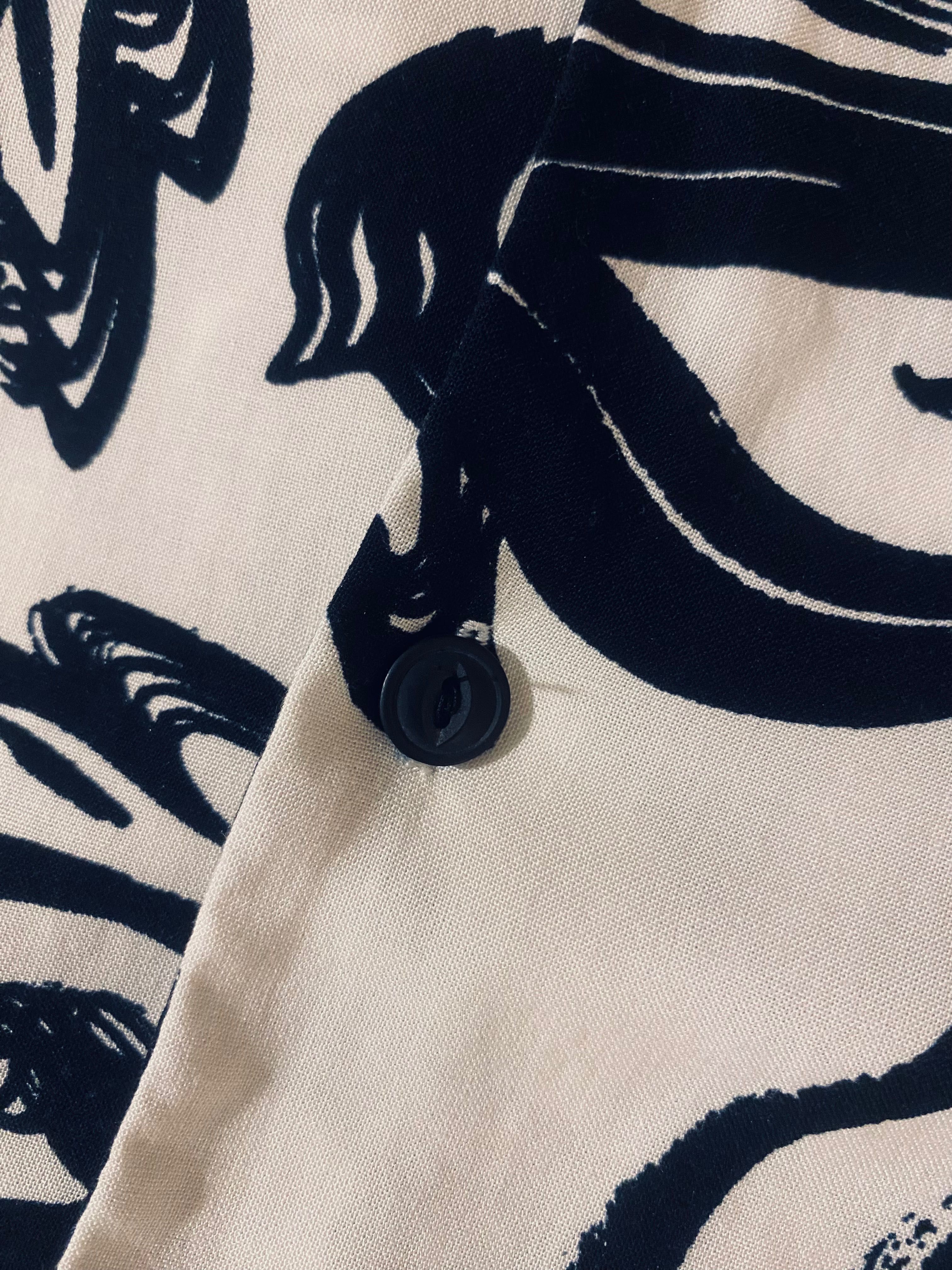 Camisa PULL & BEAR de manga curta branca com folhas