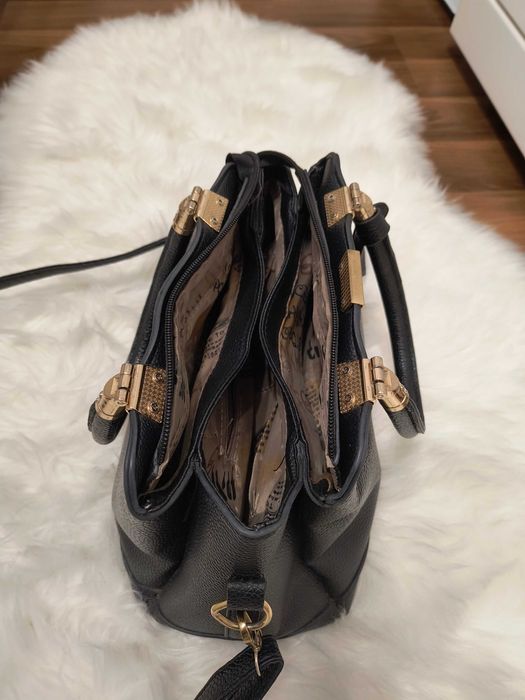 Czarna torebka kuferek