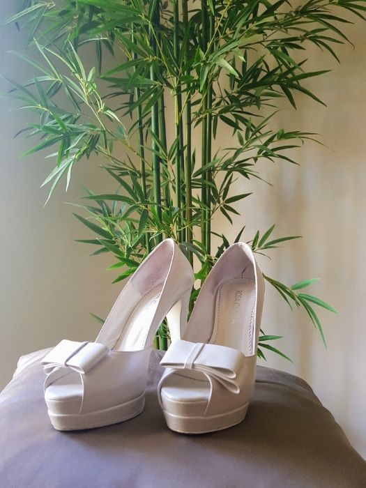 Sapatos Peep Toe brancos, marca Rosa Clará - Impecáveis