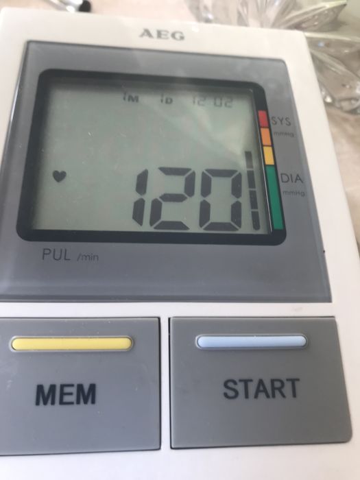 Ciśnieniomierz naramienny AEG.