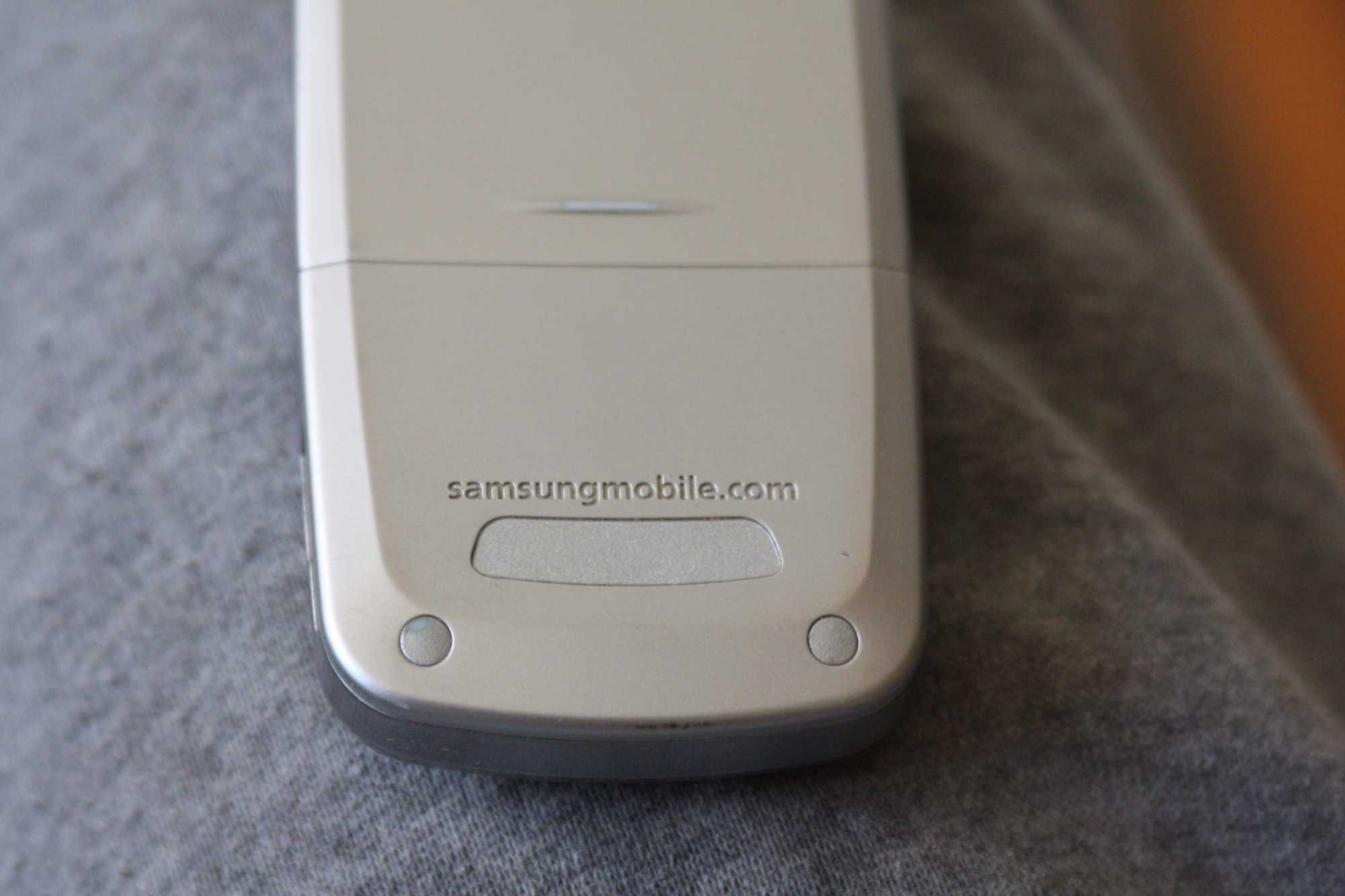 Samsung SGH-E250 dwie sztuki oba sprawne z ładowaczkami