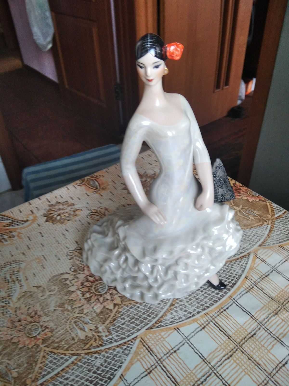Статуэтка Кармэн из керамики с перламутровым покрытием.
