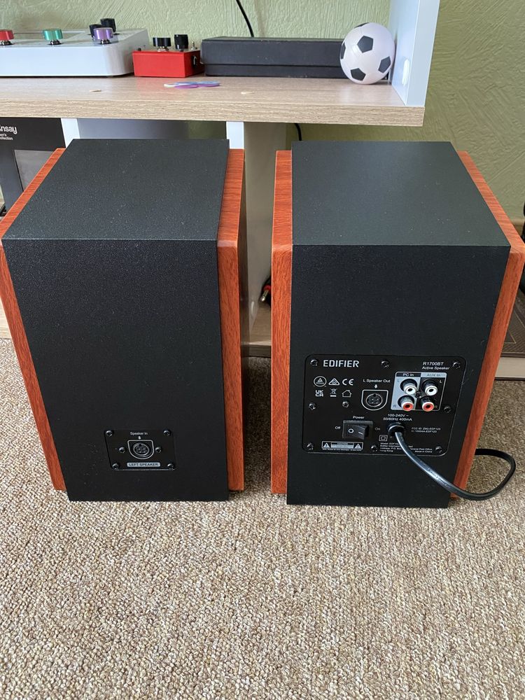 Edifier R1700BT.