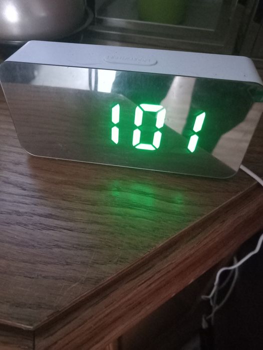 Zegar elektroniczny z budzikiem.