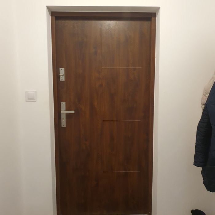 Sprzedam drzwi wejsciowe zewnetrzne ciemny braz nieuzywane